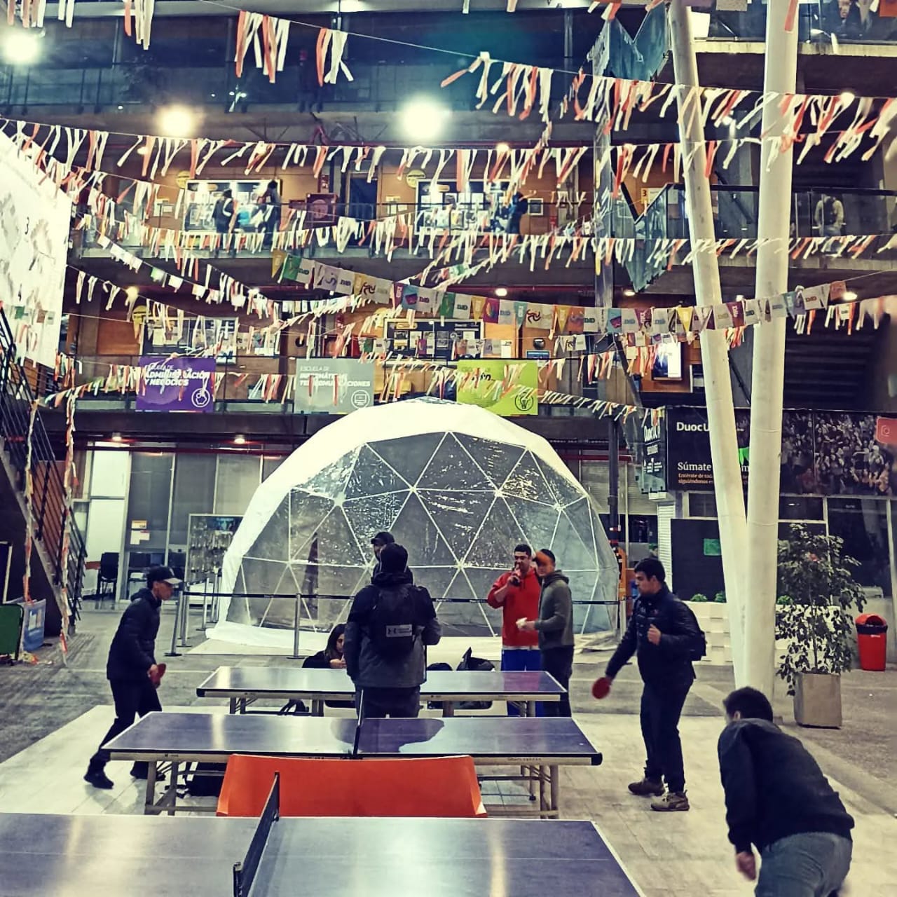 Equipo profesional ChileDomos construyendo domo geodésico moderno con estructura triangular