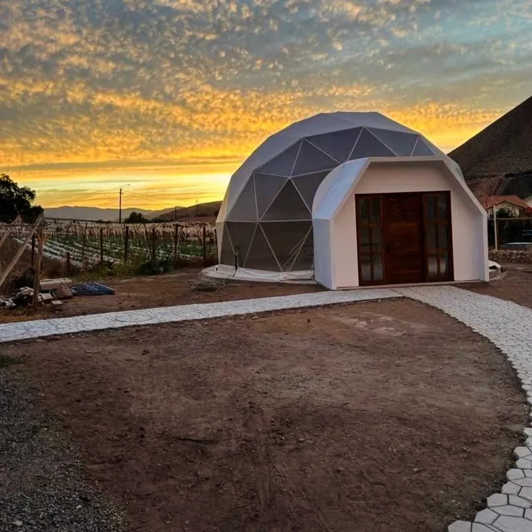 Domo geodésico moderno blanco con estructura triangular en paisaje natural chileno - ChileDomos.cl